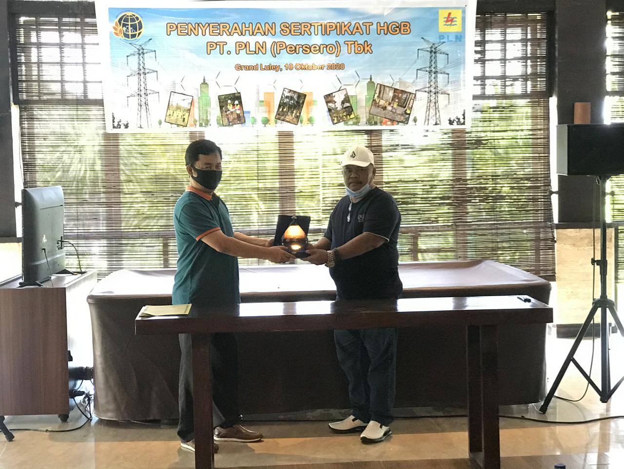 GM PLN UIP SULBAGUT Terima 10 Sertifikat dari BPN Sulut